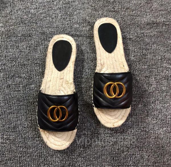 Modedesigner-Sommer-Plateau-Freizeitsandalen, modisches goldenes Logo, flache Damen-Fischerschuhe, geflochtenes Ledergarn mit Grasblumenbesatz, große Größe 36–40