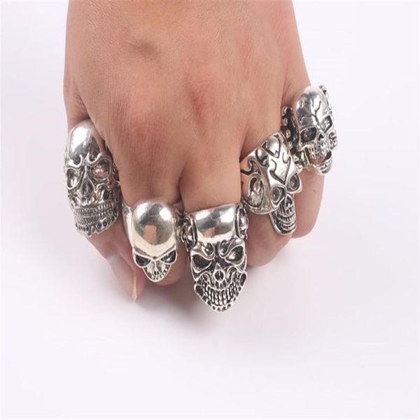 OverSize Gothic Skull Intagliato Biker Stili misti lotti 50 pezzi Anelli anti-argento da uomo Retro Nuovi gioielli328G