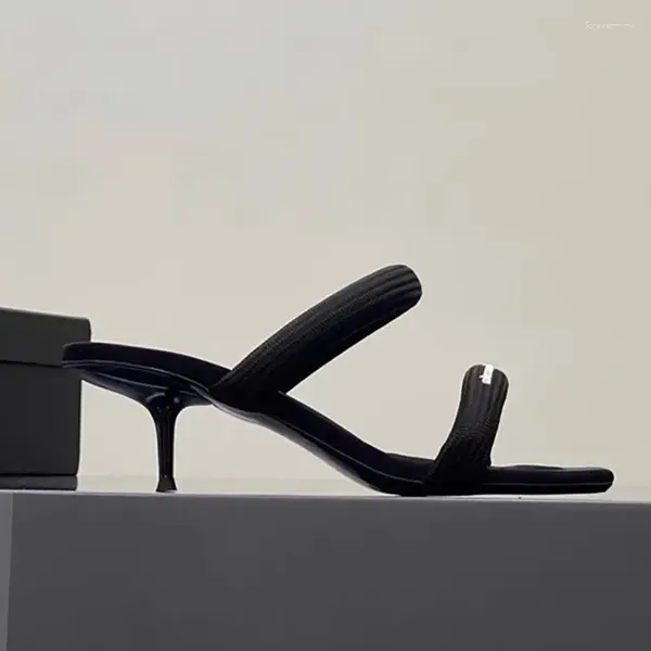 Kleiderschuhe 2023 Sommer High Heel Sandalen für Frauen, die schwarze Quadrikzehen tragen, schlank