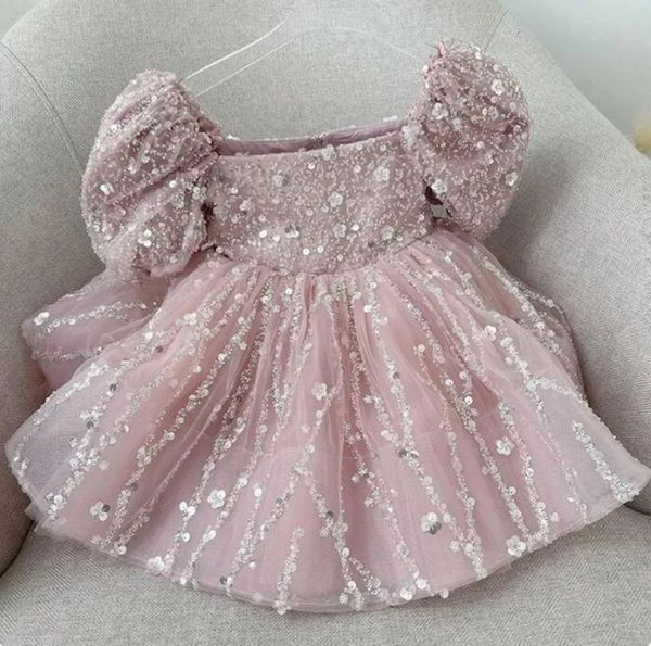 Платья для девочек, милое блестящее платье для дня рождения для маленьких девочек, платье-пачка принцессы длиной до колена с короткими рукавами и цветами, 231218
