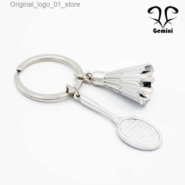 Keychains Lanyards Neu in Badminton Racket Schlüsselketten für Männer Persönlichkeit Sportstil Schlüsselanhänger Modezubehör Schlüsselkettenringe für Frauen Q231219