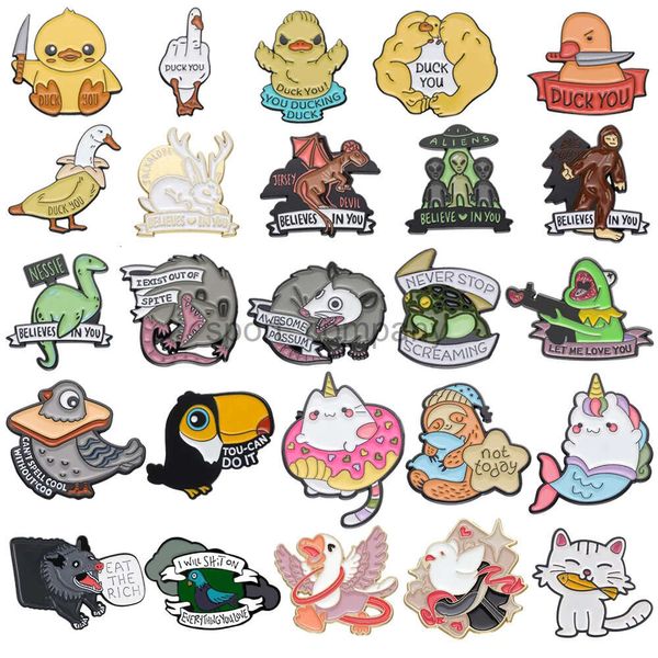 Spilla animale creativa anatra di banana anatra dinosauro pistola rana pane piccione pappagallo gatto grazioso badge bestiame punk pins gioielli