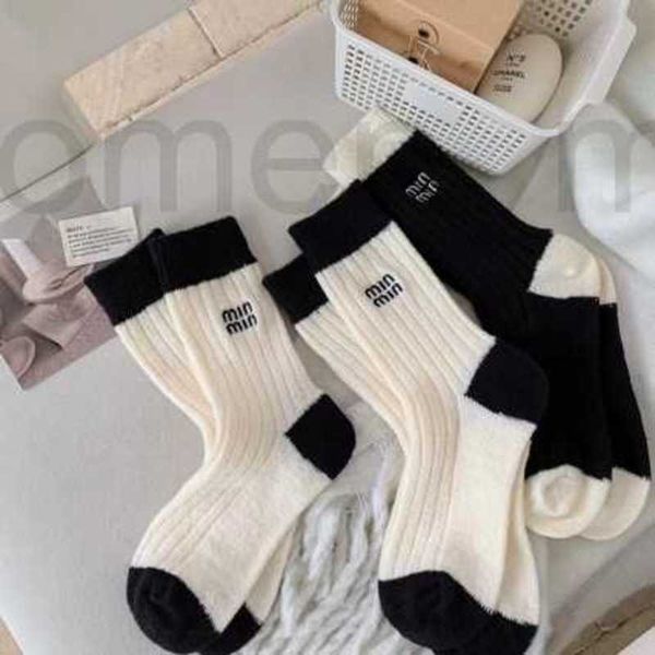 Çoraplar Çorap Tasarımcı Kışla Kalın Yeni İnternet Kırmızı Siyah Beyaz Sıcak Modaya Gizli M-Leter İşlemeli Orta Tüp İstiflenmiş Kaşmir Kadın P8F2