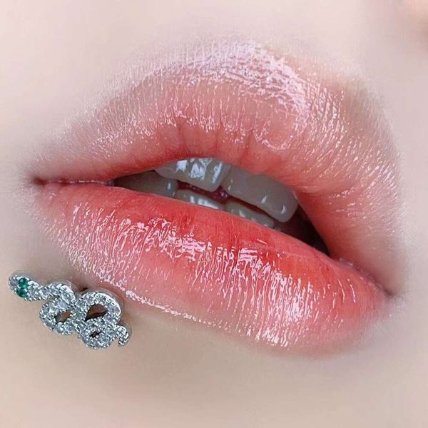 Olhos verdes de cobra de diamante cheio, unhas de orelha de lábio, joias de piercing punk de aço de titânio, estilo Instagram de menina picante pequena e doce