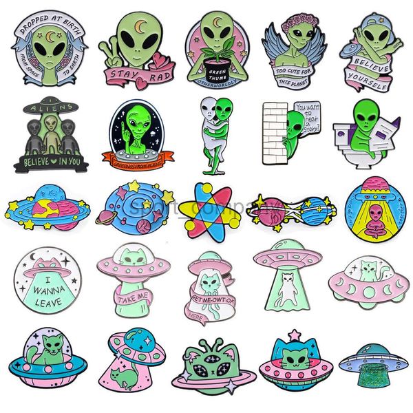 Creative Alien Enamel Spilla Spettatura Basino Pick Spaceship Toilet Alien Space Cat Green Alien Metal Badge Punk Pinel Pins Gioielli