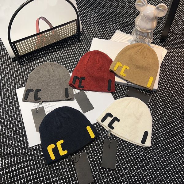 Beanies de inverno Womens Mens Skull Caps Cartoon Fonte Letra Chapéus de Malha Designers Tendência Maillard Yarmulke Moda Elastic Cap Fashion Street Chapéus