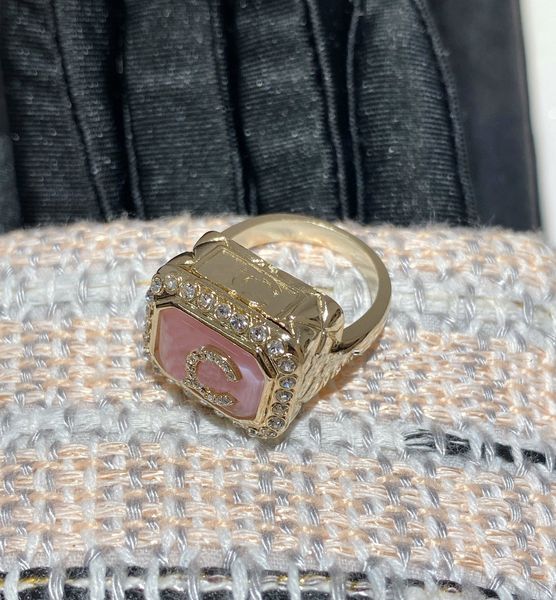 2024 Anello a fascia punk con fascino di qualità di lusso con diamante e design di colore rosa in placcato oro 18 carati con scatola per timbri PS3596A