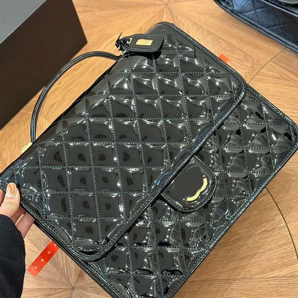 32x27cm Damen-Designer-Rucksack in Schwarz, glänzendes Lack-/Kaviarleder, goldfarbene Metallteile, verstellbarer Riemen, gestepptes Diamantgitter, große Schultertasche