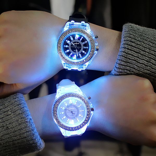 Heißer Verkauf Frauen Damen Mode Diamant Armbanduhren Sport Leuchtende Led Silikonband Quarz Männer Epoche Genf Uhr