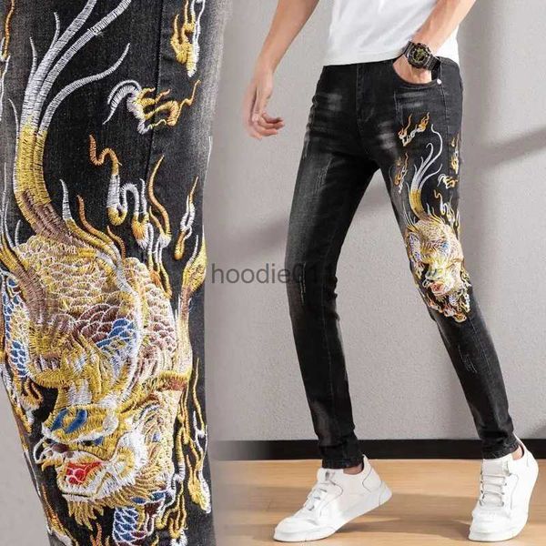 Calças de brim masculinas versão coreana dos homens luz jeans de luxo arranhões fino estiramento jeans de alta qualidade dragão bordado jeans elegante sexy jeans; L231220