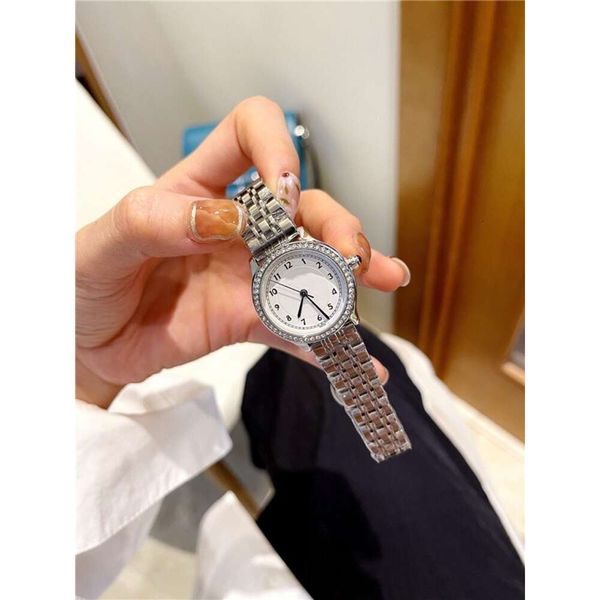 Top Luxury Classic Designer Carti's Watch Designer Uhren für Männer und Womendiamond Frauenstahlband Quartz Watch Shrimp Skin Mesh