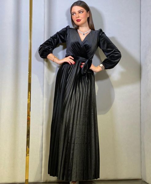 Elegante manga comprida preto com decote em v Arábia Saudita Vestidos de noite A linha de veludo Médio Oriente plissado até o chão vestido de baile vestidos de festa para mulheres
