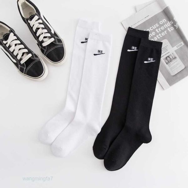 Çorap Çorap Koreli Versiyon Ins Ins Küçük X Mektup NK Çapraz Buzağı Plastik Yüksek Tüp Çoraplar Çocuklar JK Büyük Uzun Bacaklar İnce Nefes Alabilir ve Şık 6mo5