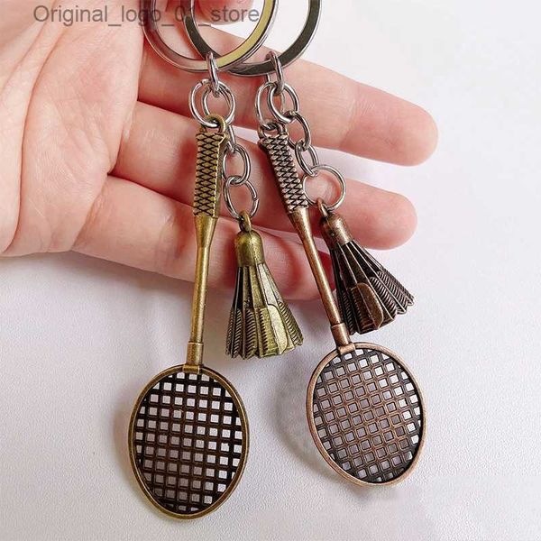 Keychains Lanyards Metal Badminton Schläger Schläger Keychains Vintage Legierung Sport Schlüssel Ring für Männer Frauen Auto Schlüssel Hokder Student Bag Ornamente Club Souvenir Q231219