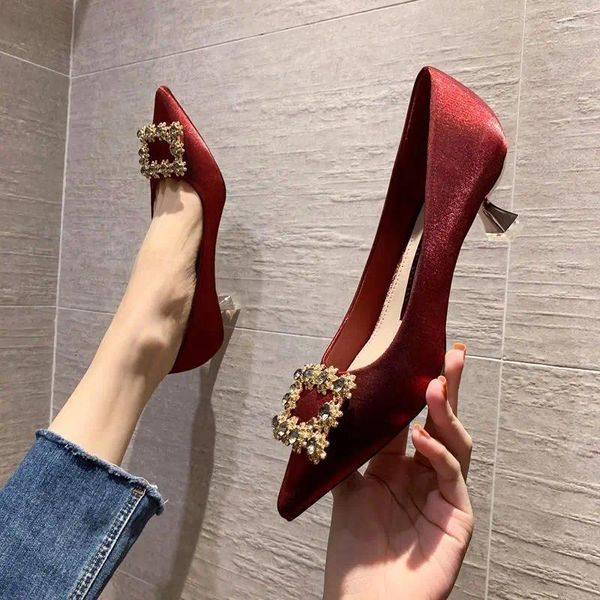 Sapatos de vestido para mulheres 2023 com saltos médios senhoras calçados de verão vermelho casamento noiva sapato cristais apontou toe diamante strass 39