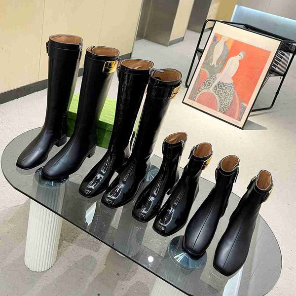 Sapatos de grife famosos Botas de tornozelo Decoração engenhosa Letras clássicas Estética moderna Acabamento em couro texturizado Glamour chique Couro granulado