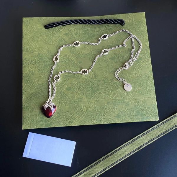 Moda de morango pingente de pingente de designer jóias colar de colar de colar de feminino Cadeia de luxo de luxo letras impressão de aço de colar real presentes de colar