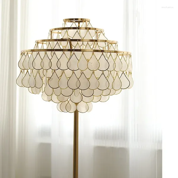 Lampade da terra Luce francese Lusso Semplice Conchiglia Soggiorno Lampada da comodino Americano Post-moderno Studio Camera da letto El Decorativo