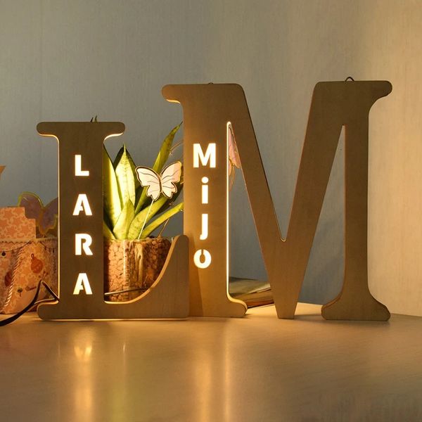 Personalisierter Name BET Dekoration Holz Nacht Licht Nachtlampe LED Wandlampe Buchstaben Hohllampe Initiale für Baby Kinder 231221