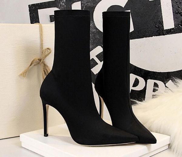 Sexy Schuhe Frau Hochzeit Brautschuhe mit hohen Absätzen Winterstiefel Mode Mode Einzelpumpen High Heel