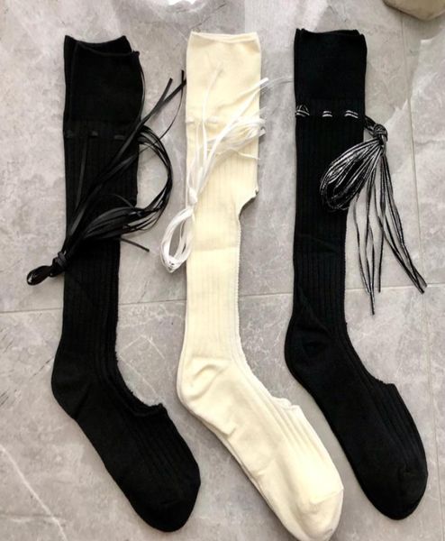 Designer calze di cotone calze lunghe calze per le donne 2022 primavera nuova moda estate signore ragazze cravatte con foro grande streetwear calzino S7548983