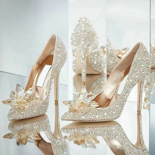 2023 sapatos de cristal apontado dedo do pé alto vestido de casamento de salto baixo mulheres grávidas bombas de noiva vermelha dois desgaste 231220