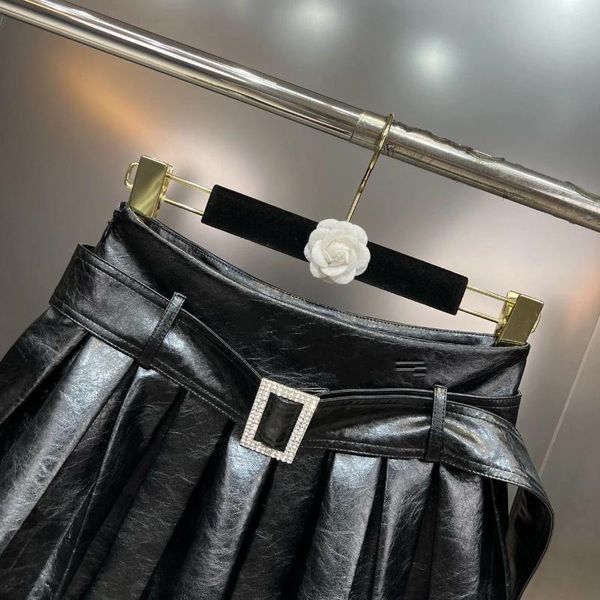 Jupes 2023 Arrivée d'hiver Taille haute Diamants Boucle Ceinture Noir PU Courte Jupe plissée Femmes