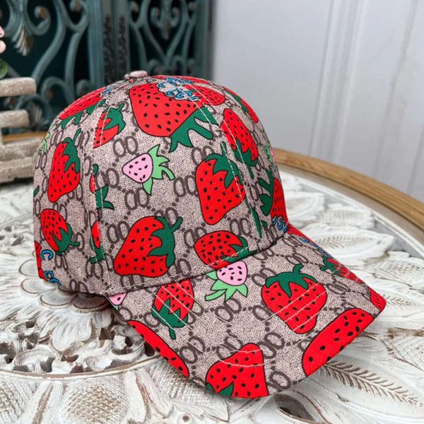 Designer Gucc Guucci Hat Home G Cap da baseball Strawberry Cap di lingua versatile versatile con la lettera giusta stampata su tutta la protezione solare cappello