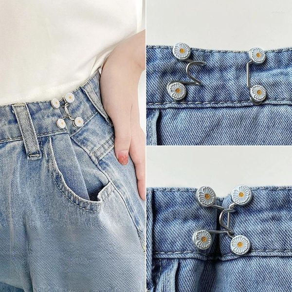 Broches femininos jeans margarida flor botão de cintura broches ajustáveis destacáveis calças sem soco pérola gancho à prova de vento fivela acessório