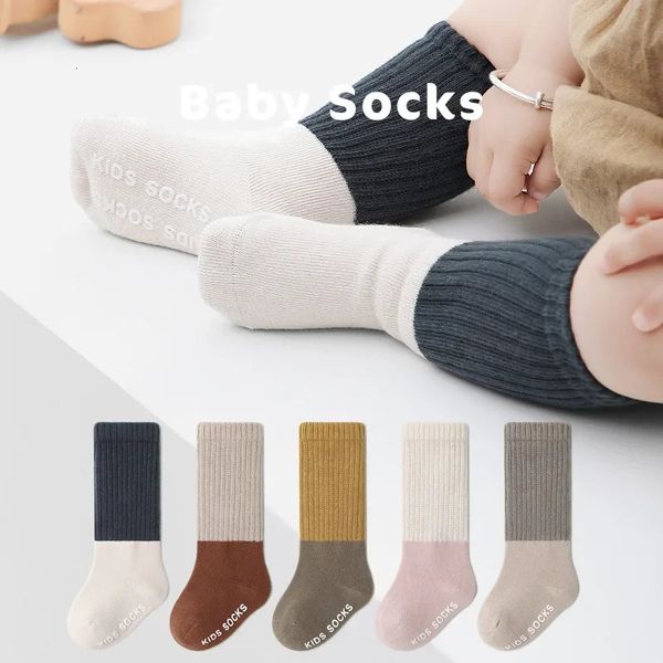 Calzini per bambini Autumn e Inverno Versione coreana dei bambini della calzino a colori Bloccato a colori 231221