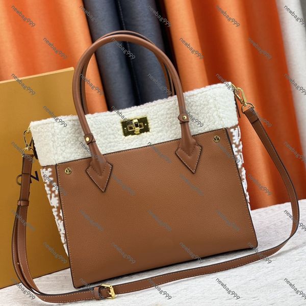 Winter-Einkaufstasche „Caramel On My Side“ von PM Handbags, Tragetasche aus genarbtem Kalbsleder, abnehmbarer Riemen mit zwei Griffen an der Oberseite, Seiten mit Buchstaben- und Muster-Tufting