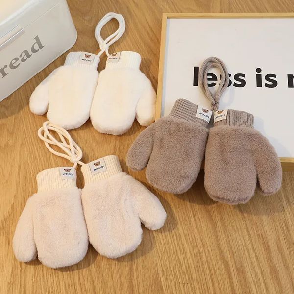 Winterhandschuhe für Kinder koreanische Stile White -Serie Baby Fäustlinge für geborenes verdickter Kaninchen -Plüsch warmes Accessoires 231221