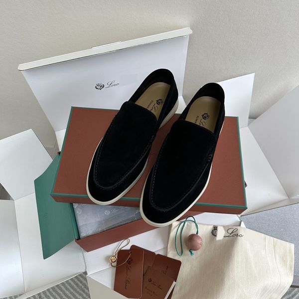 Классический стиль, сдержанная роскошь, чистая ручная работа, мужские лоферы на белой подошве, мужские туфли из натуральной кожи в обувном шкафу.