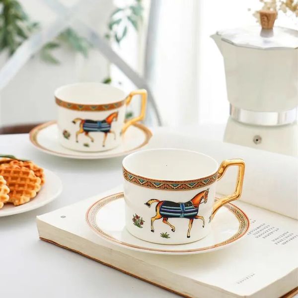 Copo de café Designs de porcelana Conjunto de chá de porcelana xícaras de porcelana e pires com colher drinques de cerâmica presente de aniversário 231221