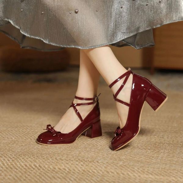 Elbise ayakkabıları yüksek topuklu bir çizgi bir çizgi tokası retro Mary Mary Jane Tek Yuvarlak Toe Sığ Kesik Patent Deri Çat Bağlantı Kadın