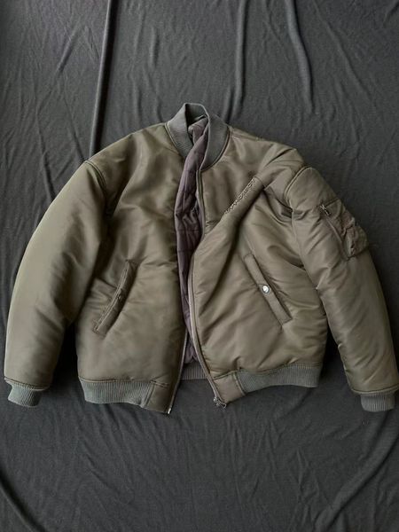 Yproject Schneiden Zerstörung plissierter bestickter Jacke mit Standkragen -Knopf -Up Männer Baumwollmanteljacke Bomber Reißverschluss Baumwolljacke für Männer