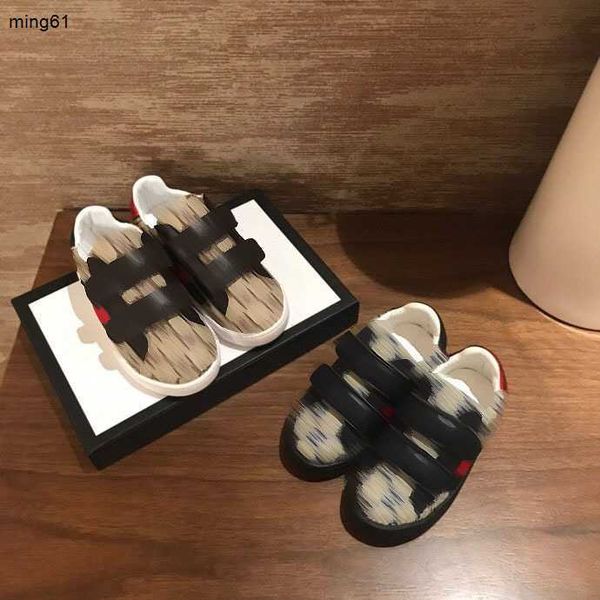 Brand Kids Shoes Designer Baby Sneakers Größe 26-35 einschließlich verschiedener Farben auf der linken und rechten Seite Kisten Mädchen Jungen Schuh 10. Dezember 10