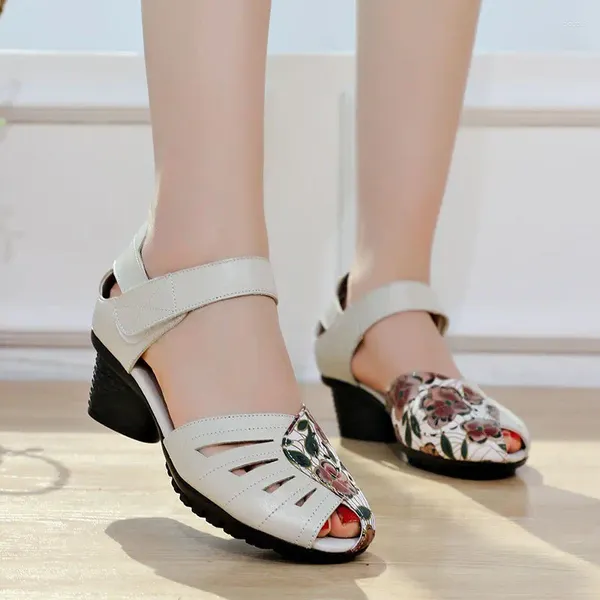 Kleiderschuhe Nähen Webhakenschleife Retro Women Bohemian Sandalen echte Lederschnalle Quadrat Ferse Druck hohl raus