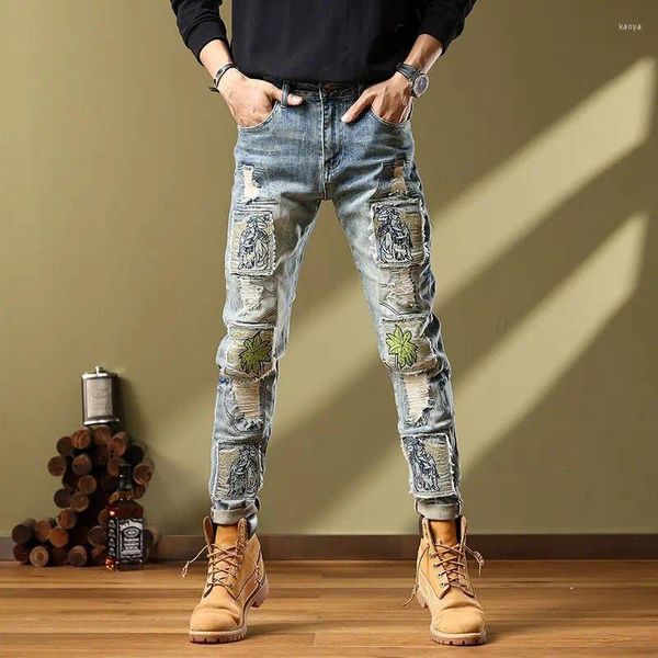 Jeans maschile 2023 ricamato in autunno/inverno slim fit pantaloni piccoli pantaloni belli strappati patch rasked Trendy