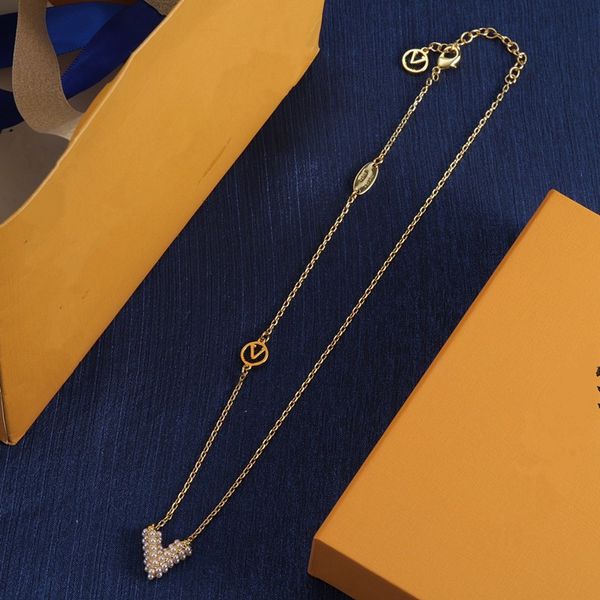 Con collane a pendente in scatola Lettera di design V Chokers Women Women Fashion Jewelry 18K Gold Pearl Collana Gioielli