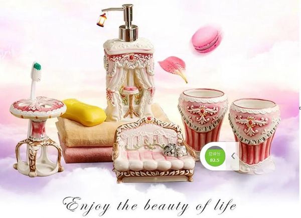 Set Accessori Bagno in Ceramica Eleganti Set Bagno 5 Pezzi 1 bottiglia di sapone+1 portasapone+1 portaspazzolino+2 tazze colore rosa