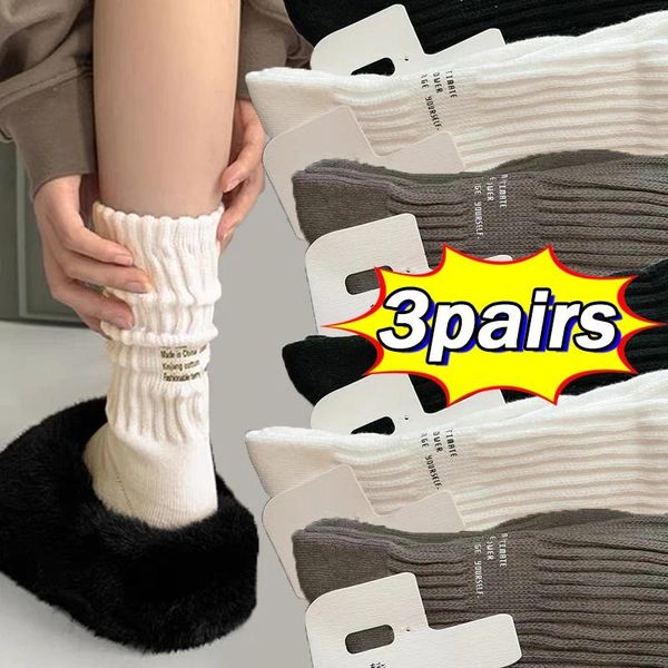 Frauen Socken Trendy Letter mit mittlerer Tube Freizeitsportläufe gestrickte Strümpfe Vintage Black White Herbst Winter Sox Streetwears