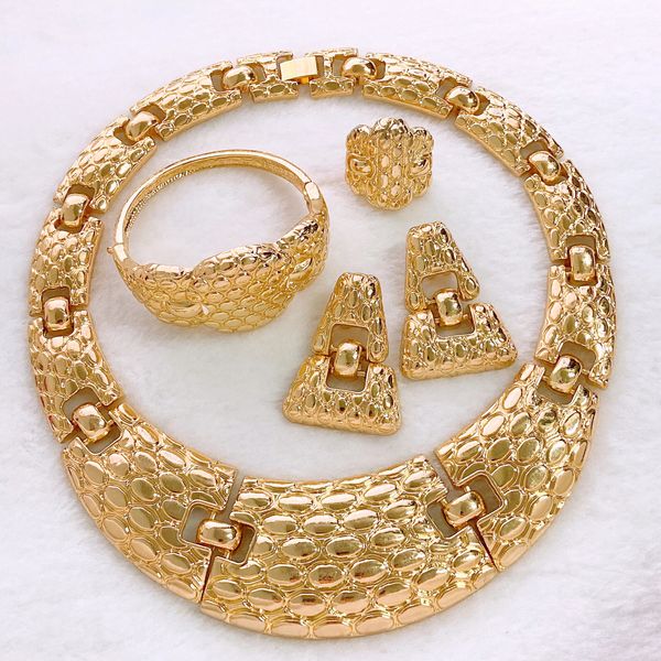Conjuntos de jóias de ouro de Dubai para mulheres de moda italiana colares de brincos Rings Party Syhol 231221