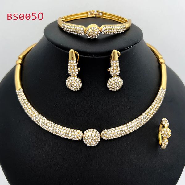 Dubai Gold Plated Jewelry Conjunto de jóias vintage Charme redondo Ringue de bracelete de colar de shinestone Anel para mulheres de noiva de casamento 231221