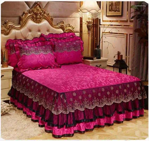 Saia da cama Europa estilo rosa vermelha veludo bordado bordado princesa a cama travesseiro colchete colchão grossa capa de lençol acolchoado tampa