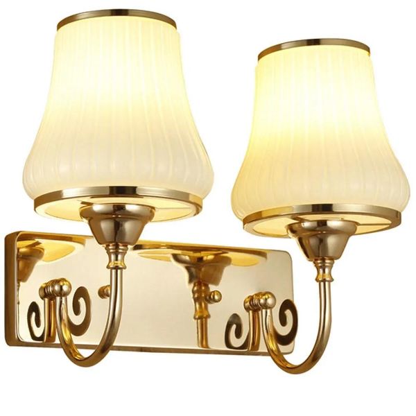 Lampen Moderne Schlafzimmer-Nachttische Wandleuchten Weißes gestreiftes Glas Goldener Sockel Korridor-Wandlampenbefestigungen Spiegelfront-Wandleuchten