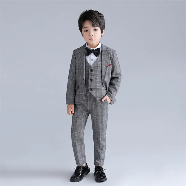 Die formelle Kleidung des Jungen 4 Stücke Jungenanzug Set einschließlich Blazer Vest Hosen Bow-Tie Kids Tuxedo 2 Jahre bis 16 Jahre Geburtstagsgeschenkhosenanzug für Kleinkind LB17181