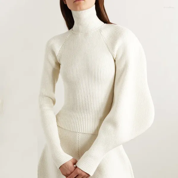 Calças de duas peças de duas peças brancas assimétricas de malha de malha para mulheres suéter de gola alta e roupas longas.