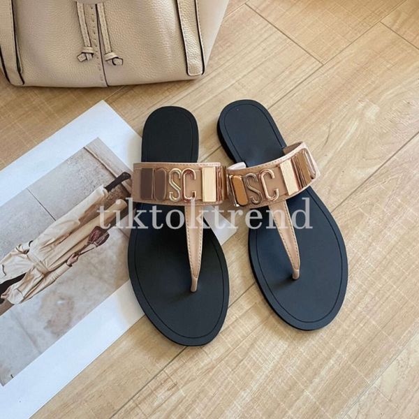 Ltalian markası mo schino sandal flip floplar tasarımcı ayakkabı düz topuk terlik tanga kadın moda siyah beyaz kaydırıcılar havuz seyahat slayt katır yaz açık havada yüz