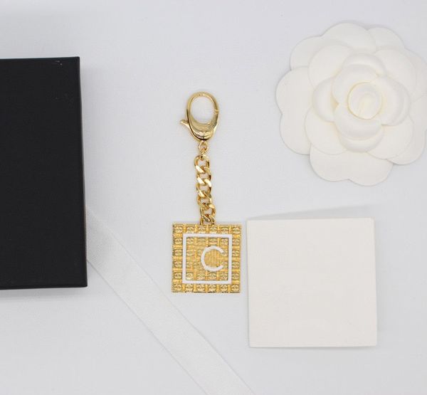 2024 Design della catena chiave del fascino di qualità di lusso con forma quadrata e parole in oro 18K placcato e colore bianco rosa hanno una scatola di francobolli PS3666A